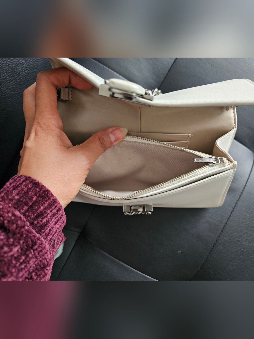 Authentic Marc Jacobs Elegant Shoulder Bag with Chain Strap - Picture 9 of 16
